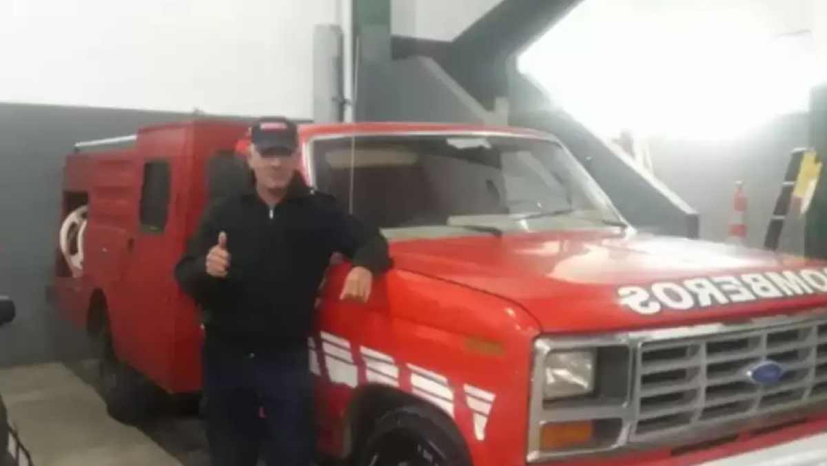 bomberos voluntarios de Jujuy junto a la autobomba donada en Santa Teresita