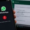 Logo de WhatsApp en la pantalla de un teléfono móvil durante una caída del servicio.