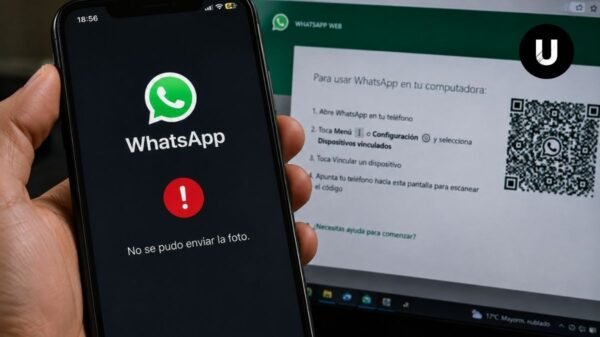 Logo de WhatsApp en la pantalla de un teléfono móvil durante una caída del servicio.