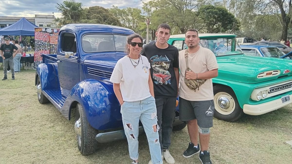 camioneta clásica restaurada de forma artesanal exhibida en encuentro de autos en Ayacucho