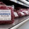 Cortes de carne de guanaco, búfalo, pollo y cerdo exhibidos para su comercialización.