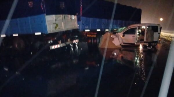 Camioneta dentro de una zanja tras un choque múltiple ocurrido bajo la lluvia en la Ruta 2.