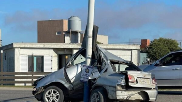 auto incrustado contra una columna tras choque en Ruta 11