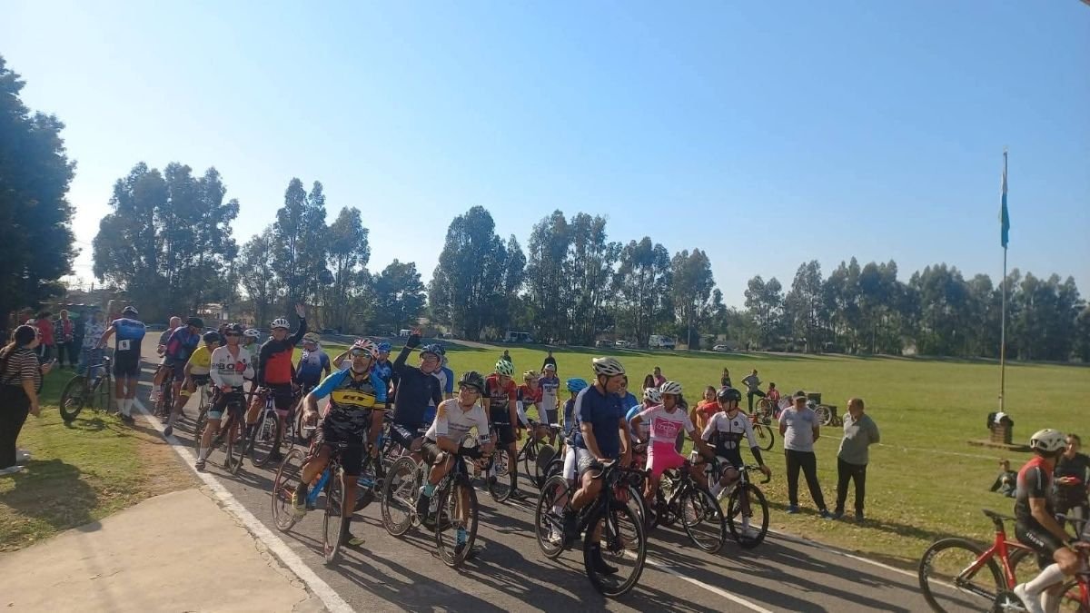 podio de ciclistas en Ayacucho tras reconocimiento del Argentino de Ruta 2026