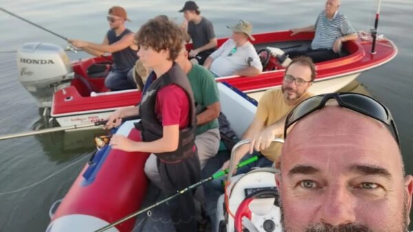 Operativo de búsqueda de Prefectura Naval Argentina para localizar a cinco pescadores desaparecidos en el Río de la Plata.
