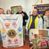Integrantes del Club de Leones realizan una donación de alimentos a Vicentino en Ayacucho.