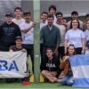 estudiantes argentinos junto al cohete Aconcagua