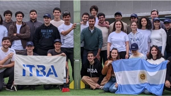 estudiantes argentinos junto al cohete Aconcagua