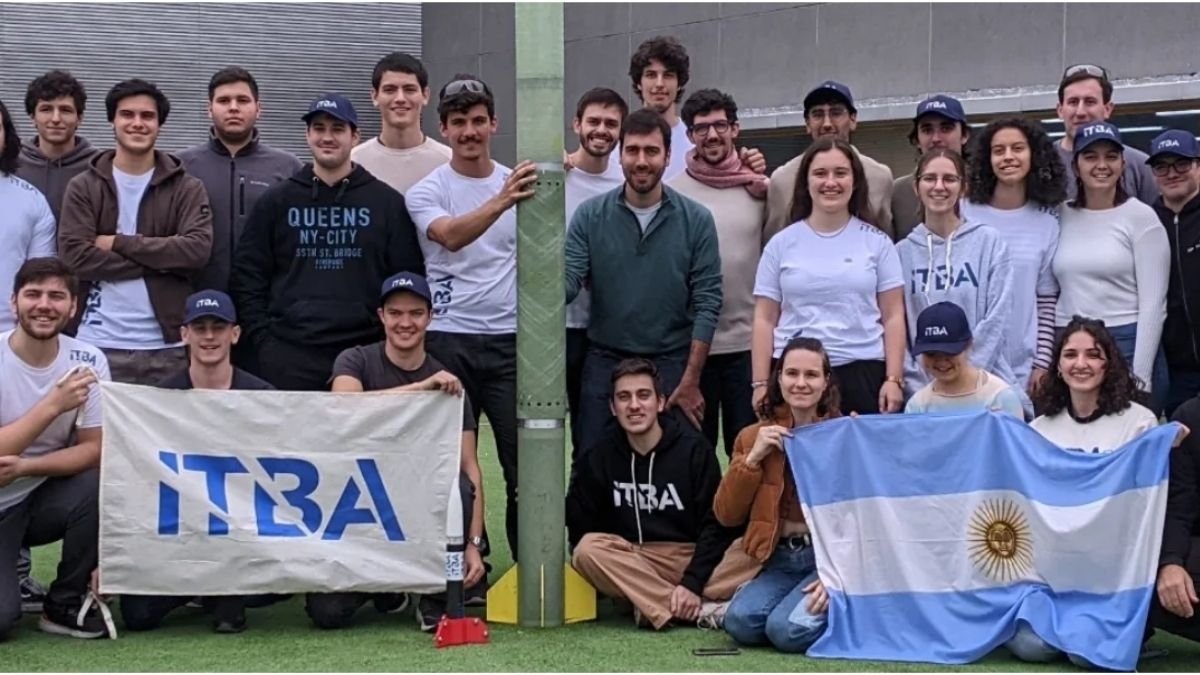 estudiantes argentinos junto al cohete Aconcagua