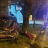 Automóvil Suzuki Fun incrustado contra una vivienda en la avenida Colón de Mar del Plata tras un choque.