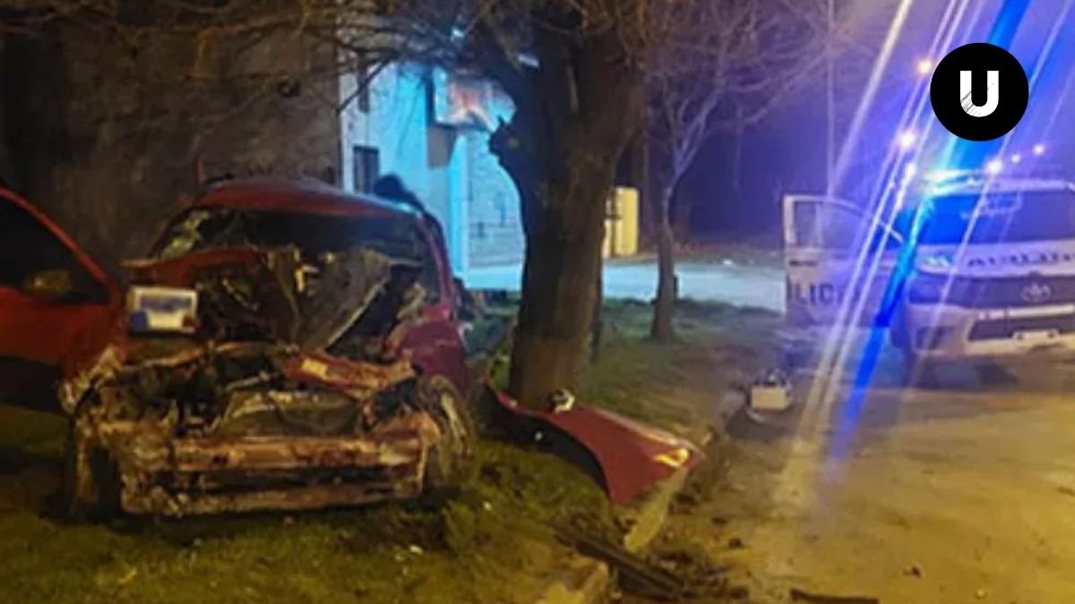 Automóvil Suzuki Fun incrustado contra una vivienda en la avenida Colón de Mar del Plata tras un choque.