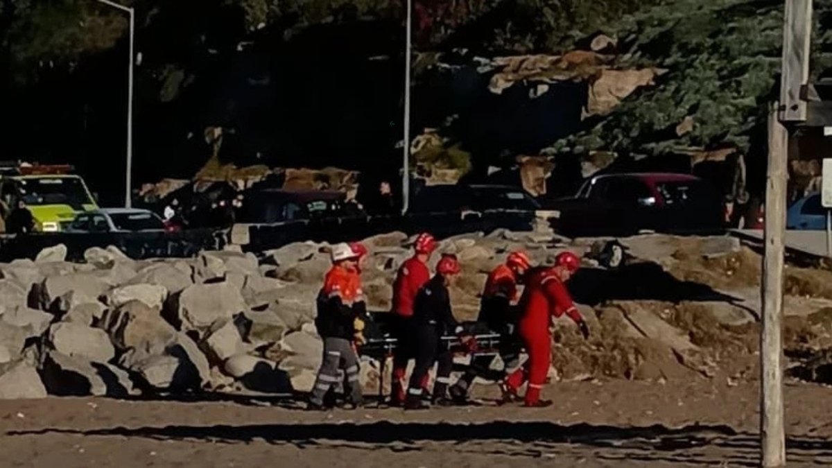 Operativo en Playa Alfonsina tras el hallazgo del cuerpo de Ernesto Daniel Cardoso.