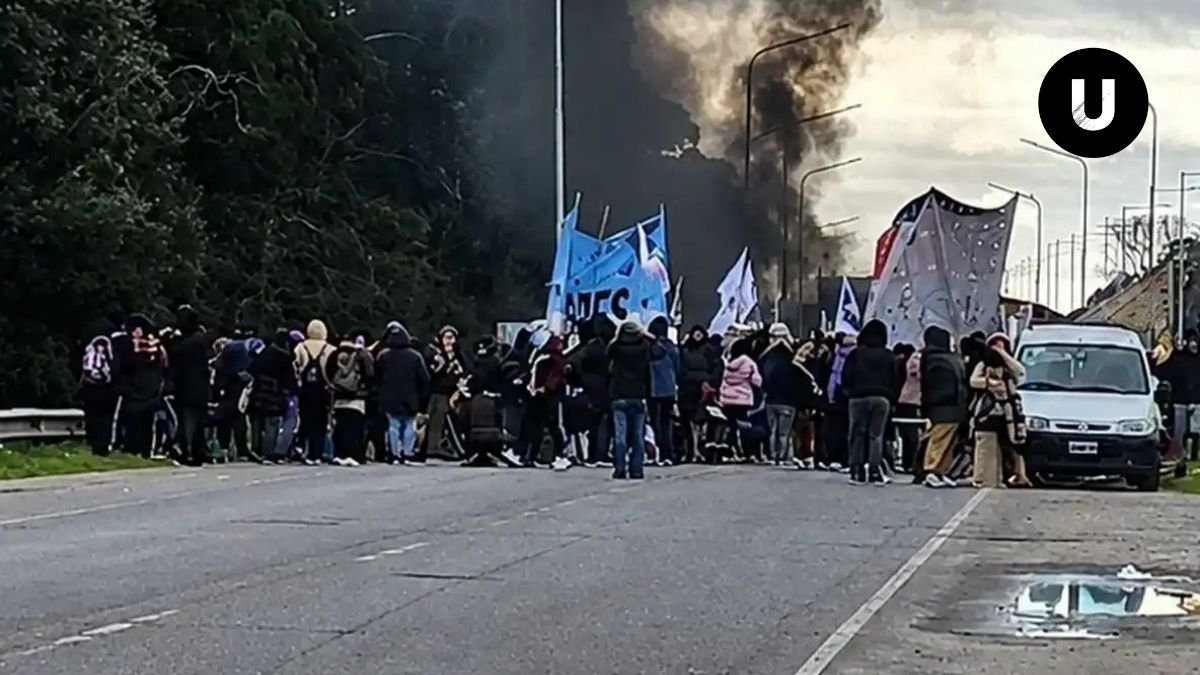 Manifestación sobre la Ruta 2 que afecta el ingreso a Mar del Plata.