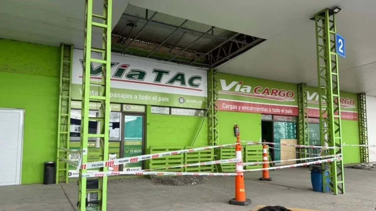 techo derrumbado en la terminal de Balcarce