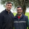 Emiliano Dibu Martínez junto a vecinos de Balcarce durante un encuentro en un campo de la zona rural.