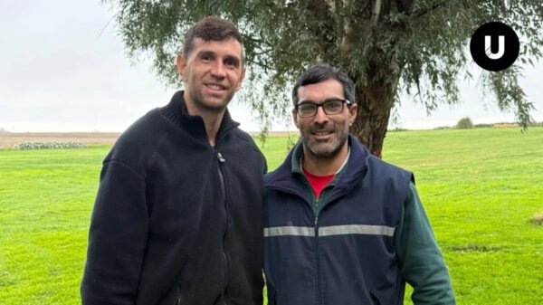 Emiliano Dibu Martínez junto a vecinos de Balcarce durante un encuentro en un campo de la zona rural.