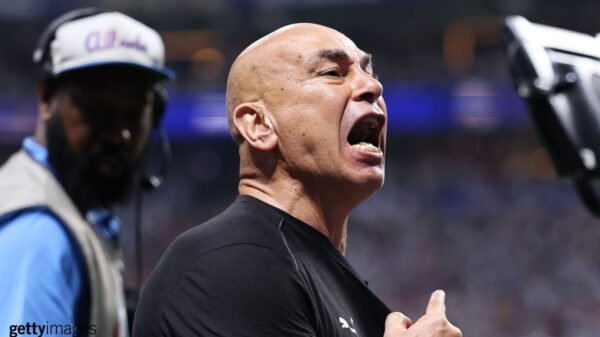 Jugadores de Egipto protestando al árbitro François Letexier tras el partido frente a Argentina.