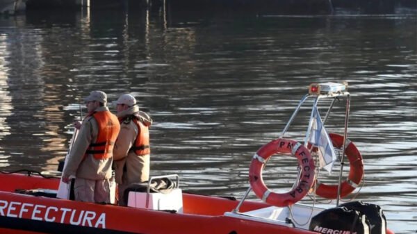 Embarcaciones y personal de Prefectura Naval durante la búsqueda de los pescadores desaparecidos en el Río de la Plata.