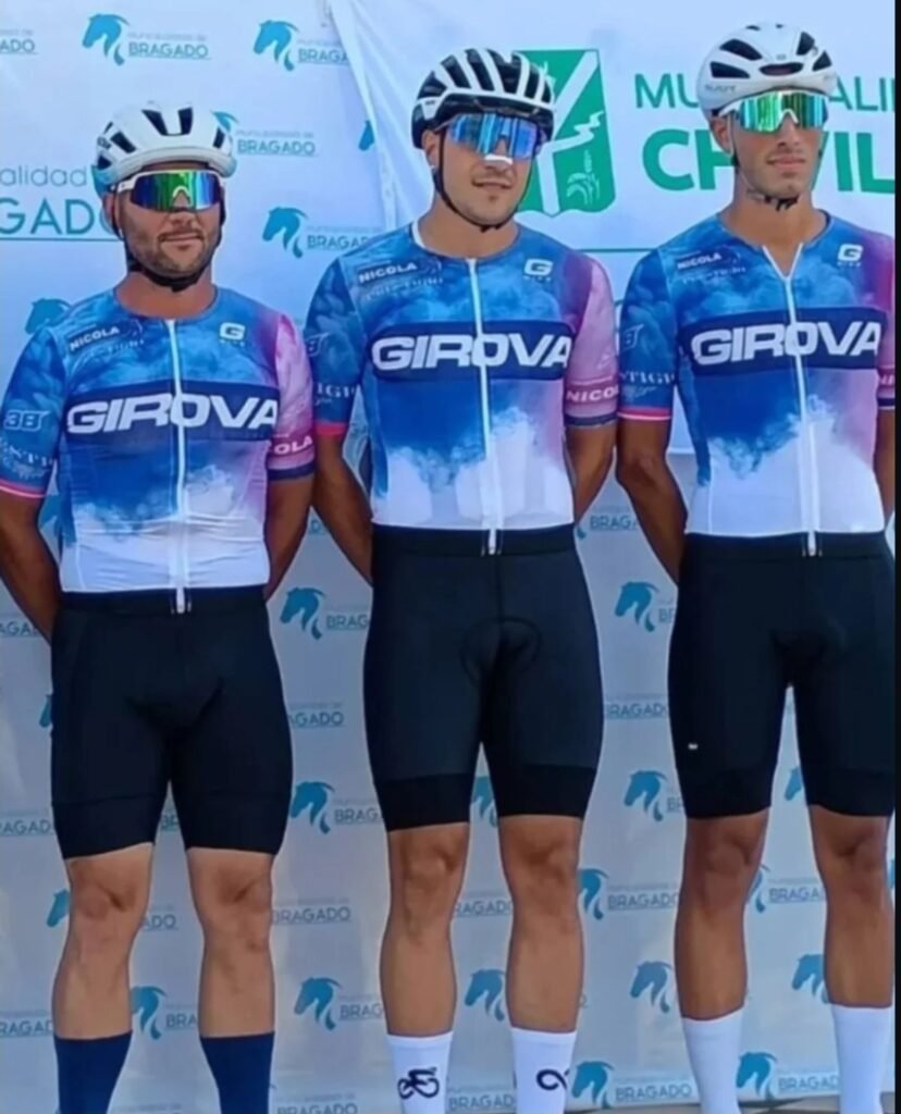 Ciclistas del equipo posando antes de competir en la Doble Bragado