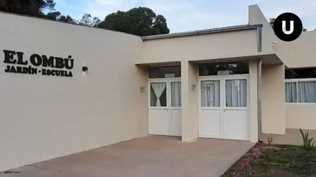 Frente de la Escuela El Ombú de Ayacucho, que anunció el cierre de su jardín de infantes y la ampliación de su propuesta para la primaria.