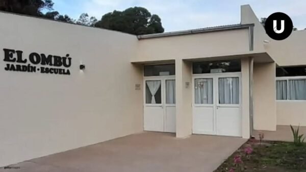 Frente de la Escuela El Ombú de Ayacucho, que anunció el cierre de su jardín de infantes y la ampliación de su propuesta para la primaria.
