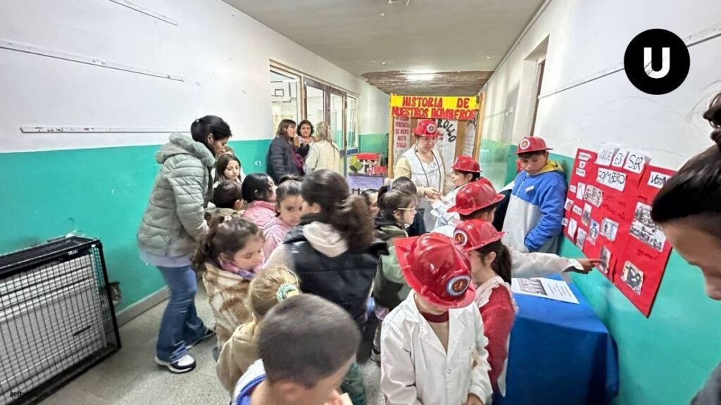 Alumnos de la Escuela Primaria N° 4 junto a Bomberos Voluntarios durante actividades del proyecto educativo sobre prevención y compromiso comunitario.