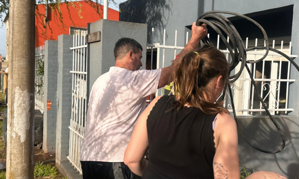 Gracias a un grupo de vecinos lograron controlar un incendio en un domicilio