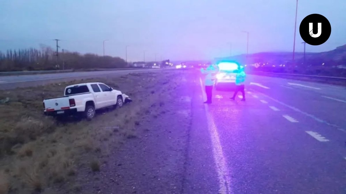 Volkswagen Amarok que sufrió un despiste sobre la Ruta Nacional 22 cerca de Villa Regina.