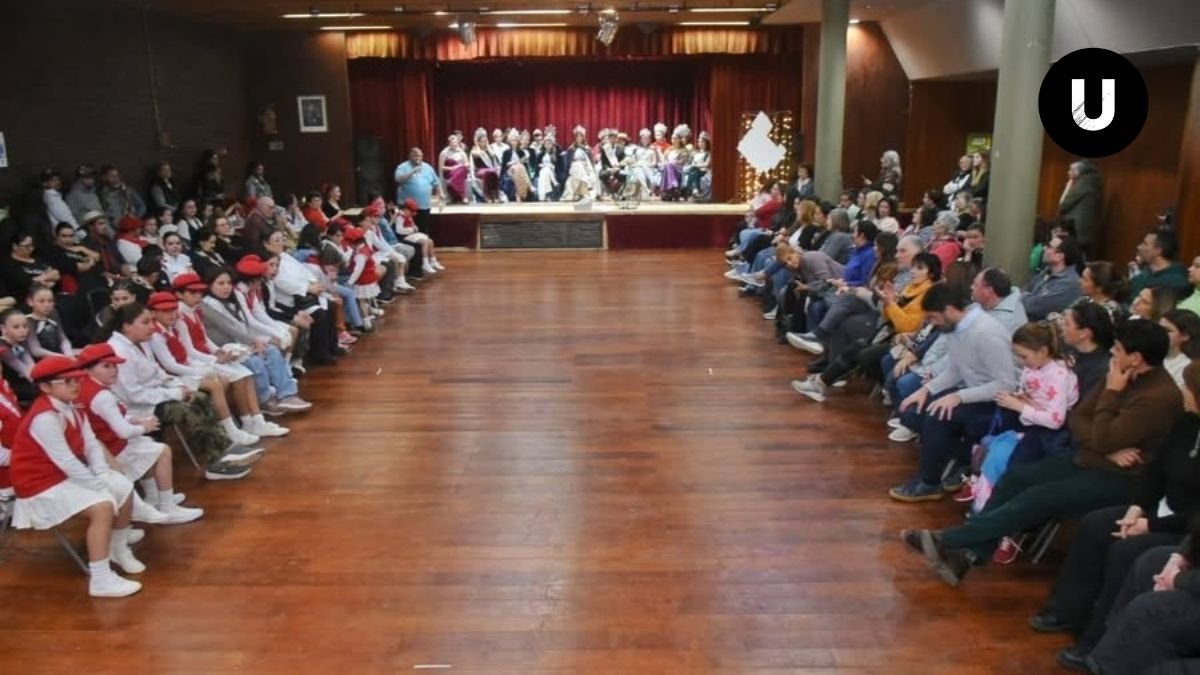 Representantes de fiestas populares durante la Fiesta Provincial Al Trabajador de Mi Pueblo en Ayacucho.