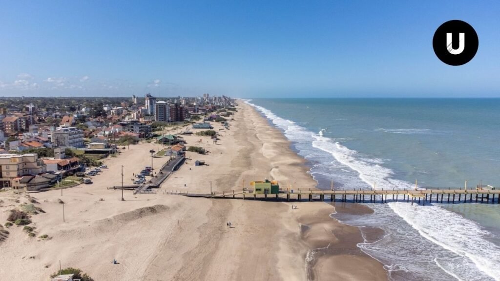 Pescadores participando de un concurso de pesca en la playa durante la Fiesta Nacional de la Brótola.
