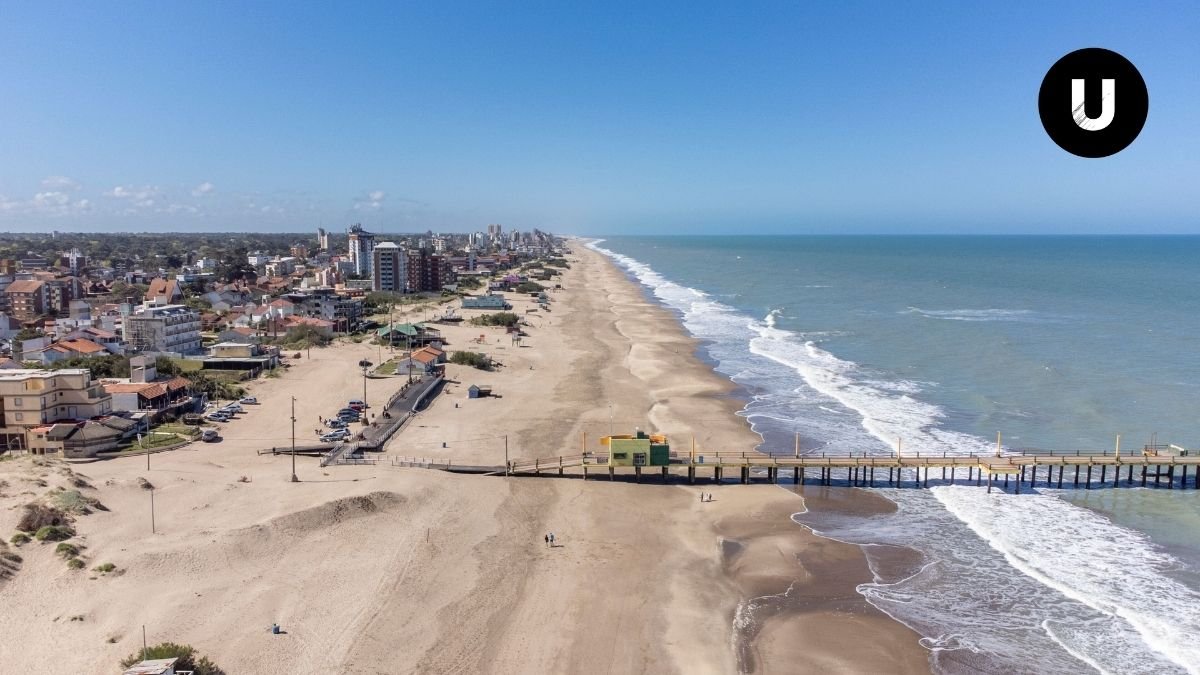 Pescadores participando de un concurso de pesca en la playa durante la Fiesta Nacional de la Brótola.