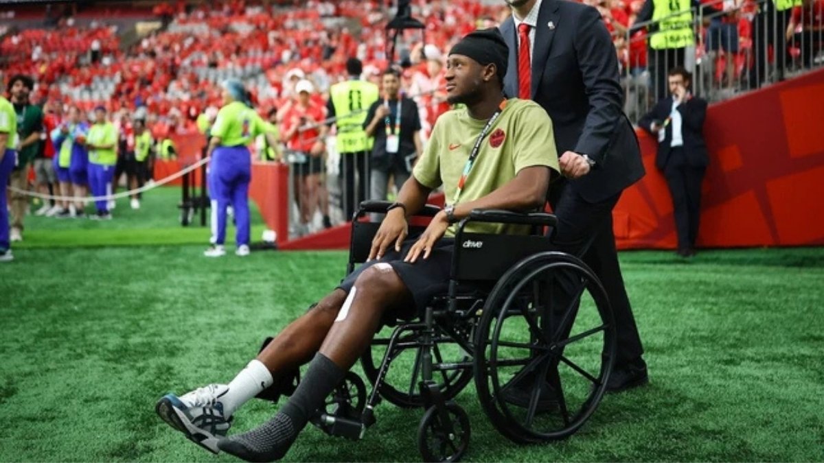 El momento en que Assim Madibo es expulsado tras la infracción sobre Ismaël Koné durante el Mundial 2026.