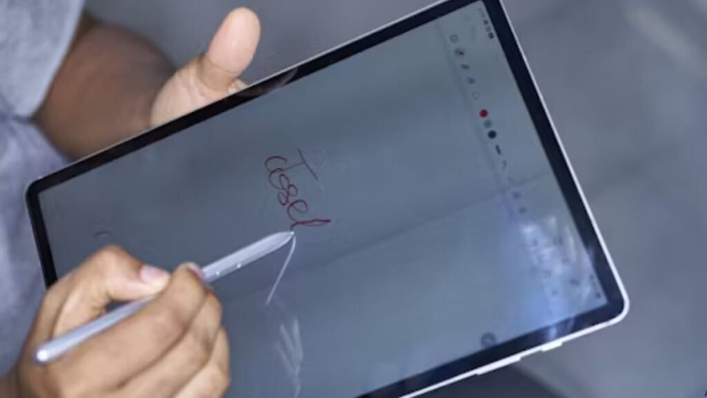 persona realizando un trámite de firma digital en una oficina pública