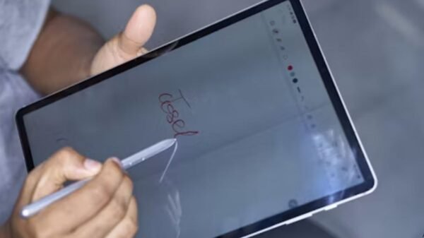 persona realizando un trámite de firma digital en una oficina pública