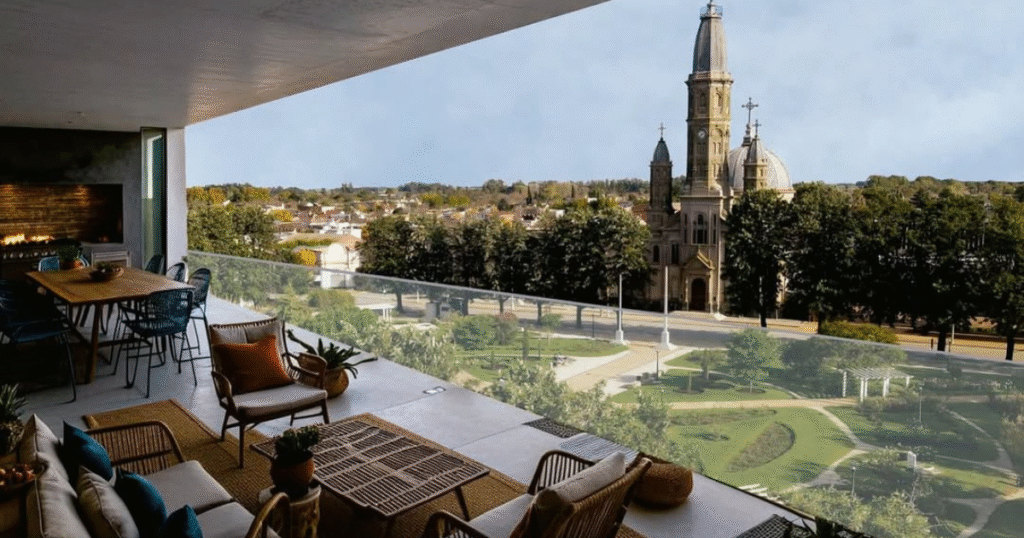 Se oficializó la venta del terreno frente a la plaza donde iba a construirse un edificio de departamentos