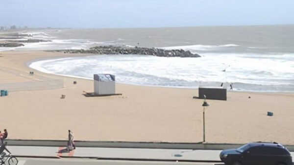 Operativo policial en Playa Alfonsina tras el hallazgo de un cuerpo sin vida.