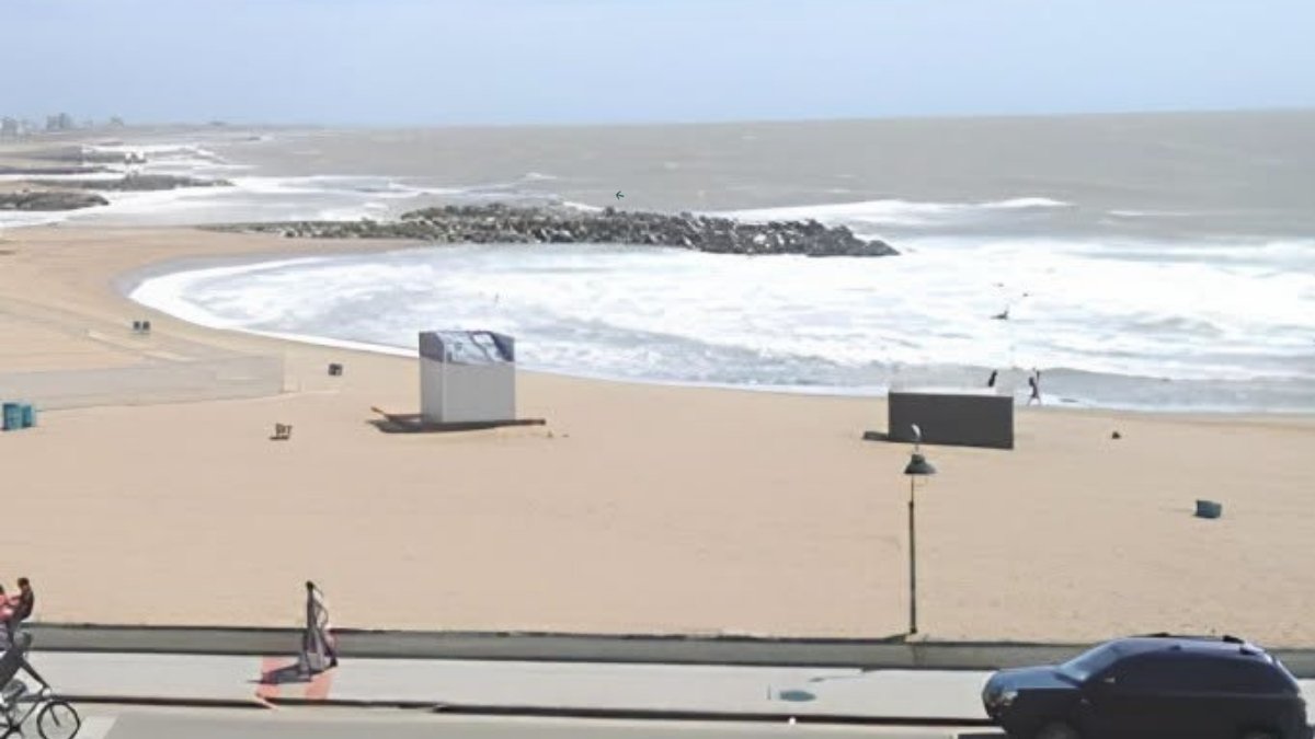 Operativo policial en Playa Alfonsina tras el hallazgo de un cuerpo sin vida.