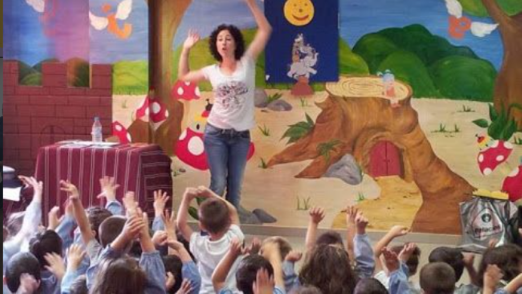 Niños participando en La Hora del Cuento en biblioteca