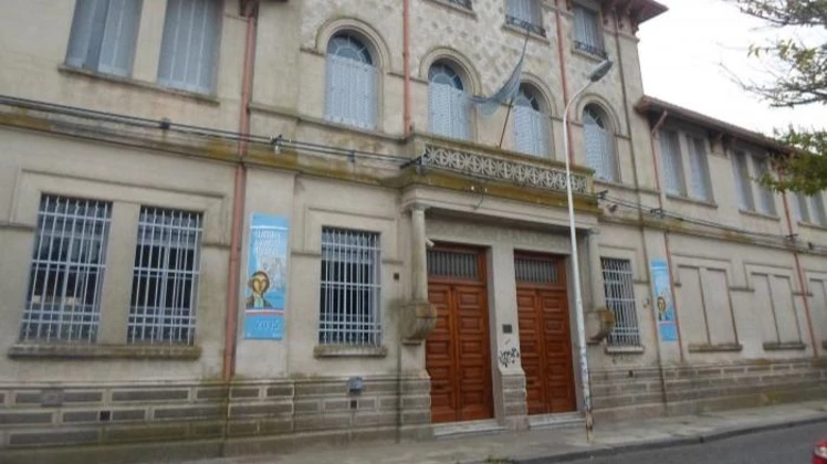 Violencia extrema en una escuela: un docente sufrió fractura de mandíbula al ser golpeado por un alumno