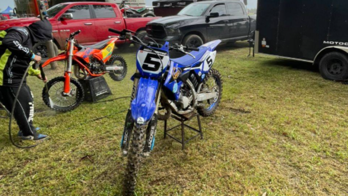 Fernando Indio Pereyra compitiendo en motocross en Dolores