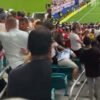 Hinchas de Argentina e Inglaterra durante el Mundial 2026 con presencia policial en los alrededores del estadio.