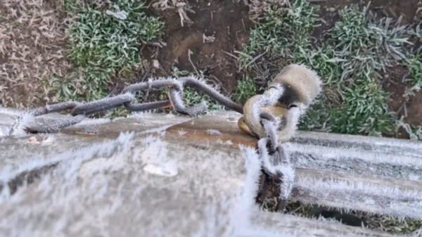 Helada sobre candado durante una fría mañana de invierno en Ayacucho.
