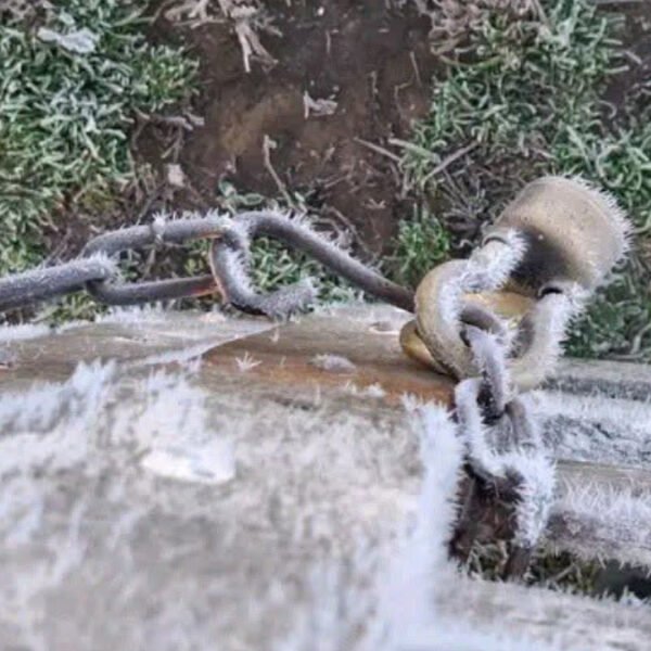 Helada sobre candado durante una fría mañana de invierno en Ayacucho.