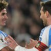 Julián Álvarez junto a Lionel Messi en la Selección Argentina