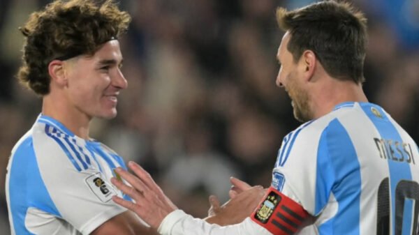 Julián Álvarez junto a Lionel Messi en la Selección Argentina