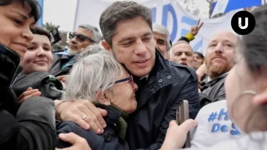 Axel Kicillof durante la marcha de San Cayetano junto a trabajadores y organizaciones sociales.