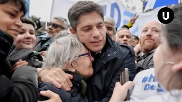 Axel Kicillof durante la marcha de San Cayetano junto a trabajadores y organizaciones sociales.