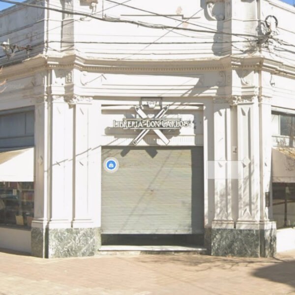 Librería céntrica ubicada en 25 de Mayo y Alem que cerró sus puertas en Ayacucho.