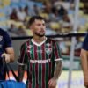 Luciano Acosta durante un partido de Fluminense mientras es investigado por presuntas irregularidades vinculadas a apuestas deportivas.