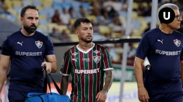 Luciano Acosta durante un partido de Fluminense mientras es investigado por presuntas irregularidades vinculadas a apuestas deportivas.